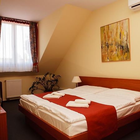 Lipa Hotel Es Etterem Szentgotthard Ruang foto
