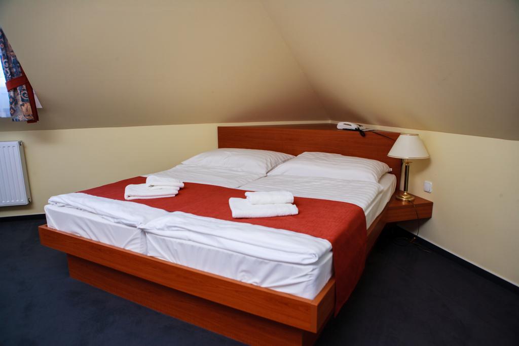 Lipa Hotel Es Etterem Szentgotthard Ruang foto