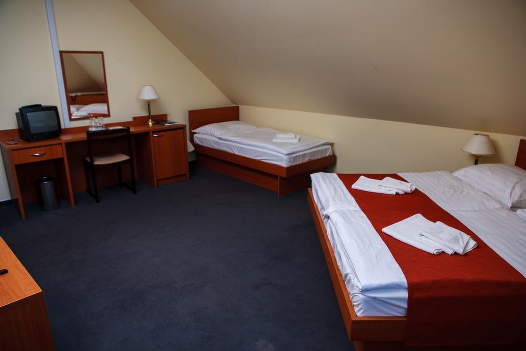 Lipa Hotel Es Etterem Szentgotthard Ruang foto