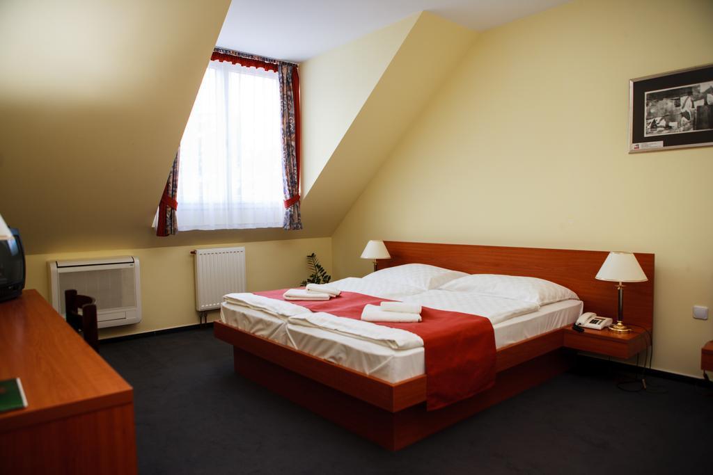 Lipa Hotel Es Etterem Szentgotthard Ruang foto