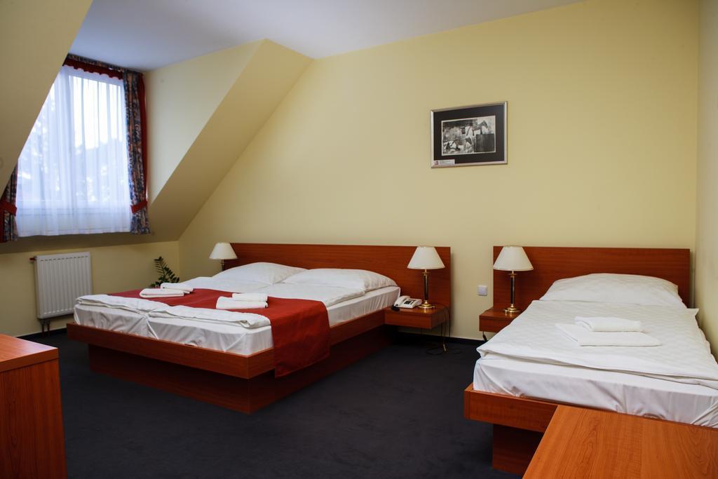 Lipa Hotel Es Etterem Szentgotthard Ruang foto